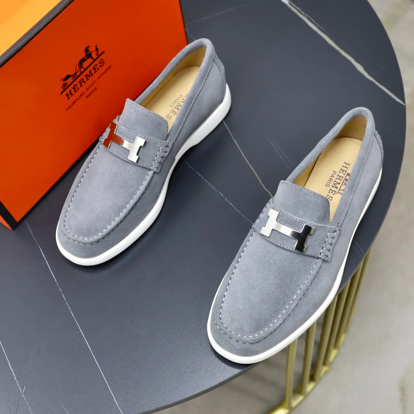 Ex-factory price: 540💰Hermès/Hermès slip-on men's shoes. This shoe is made of imported cow suede leather, with simple and smooth lines, and a 3CM rubber foam ultra-light sole combined with aerodynamic design! Youthful and fashionable, H button decoration, contrasting leather embellishment on the heel, calf lining to gently wrap your feet, with embossed logo cowhide feet, leather rock strips, casual and urban style, highlighting youthful vitality, sports and leisure version, super versatile Size number: 38-39-40-41-42-43-44 Standard leather shoe size (45 can be customized but does not support returns)